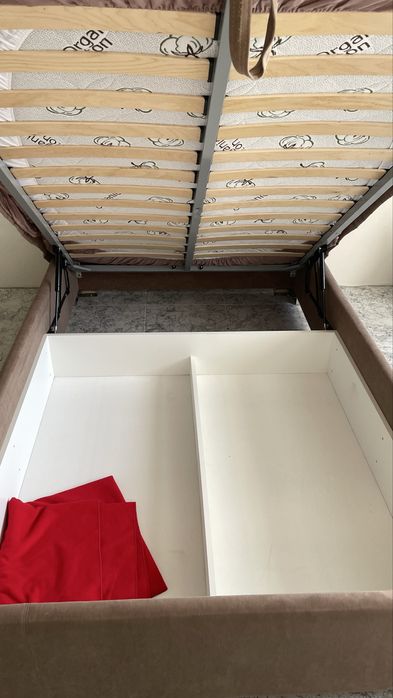 Кровать с матрасом