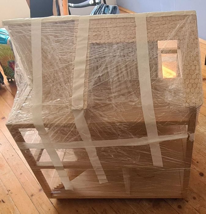 Къща за кукли на колелца от естествено дърво