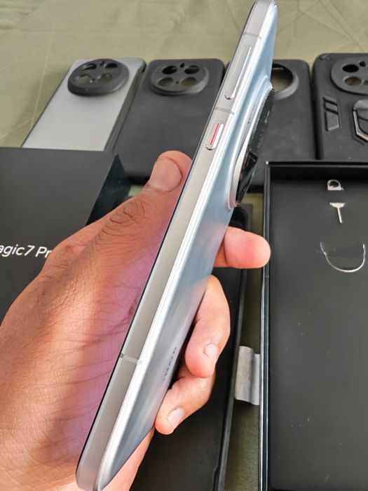 Honor magic 7 pro/12-512/,отличен, комплект, възможен бартер.