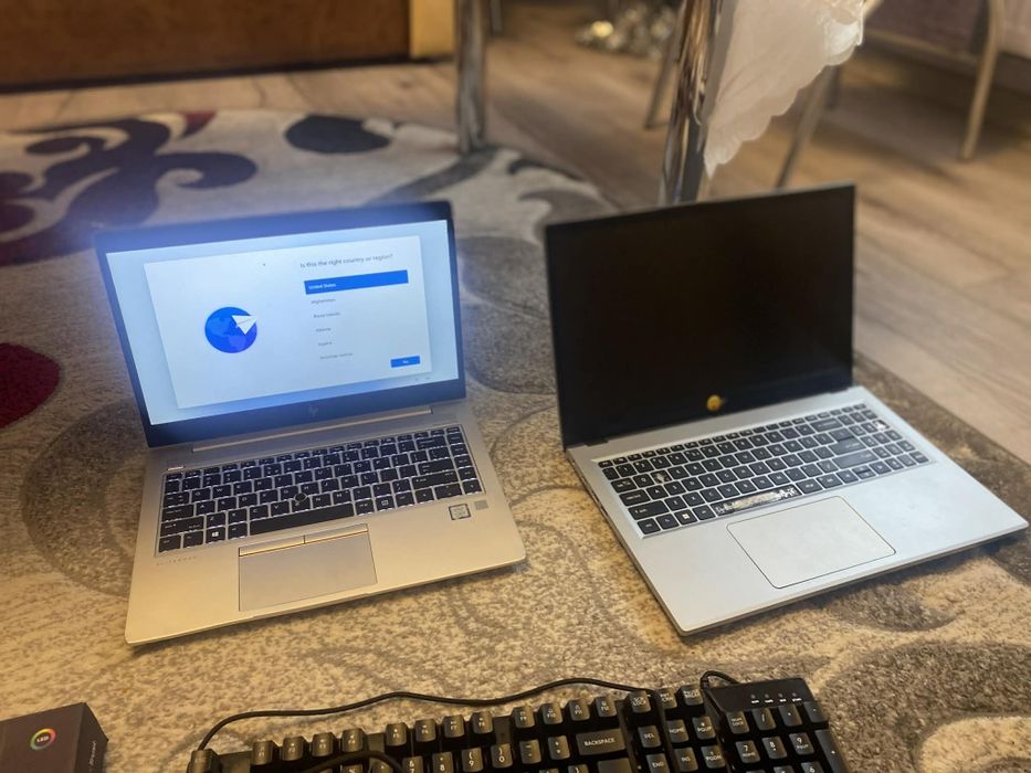 Vând 2 laptopuri 3 tastaturi mousepad mouse suport laptop