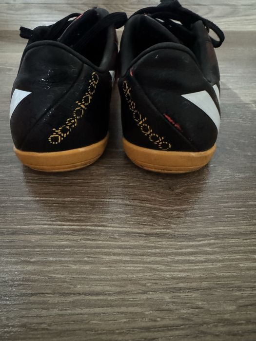 Футболни обувки Adidas номер 32