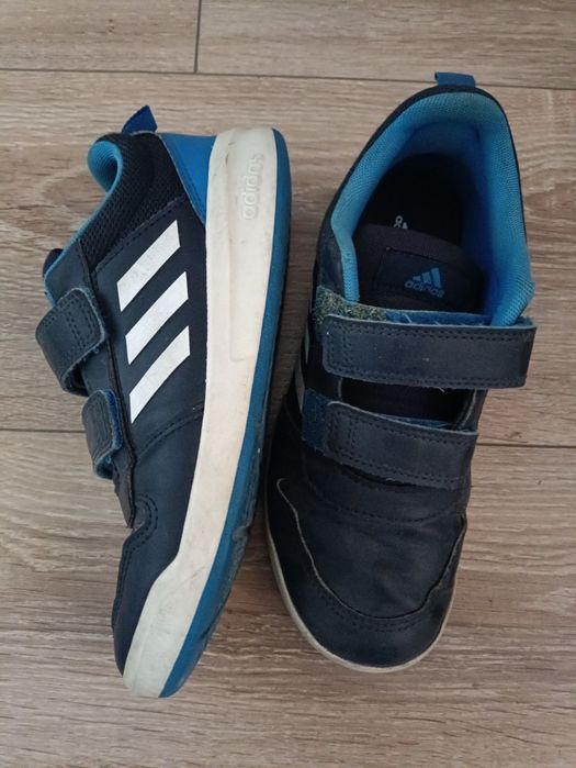 Маратонки Adidas и Pepe Jeans