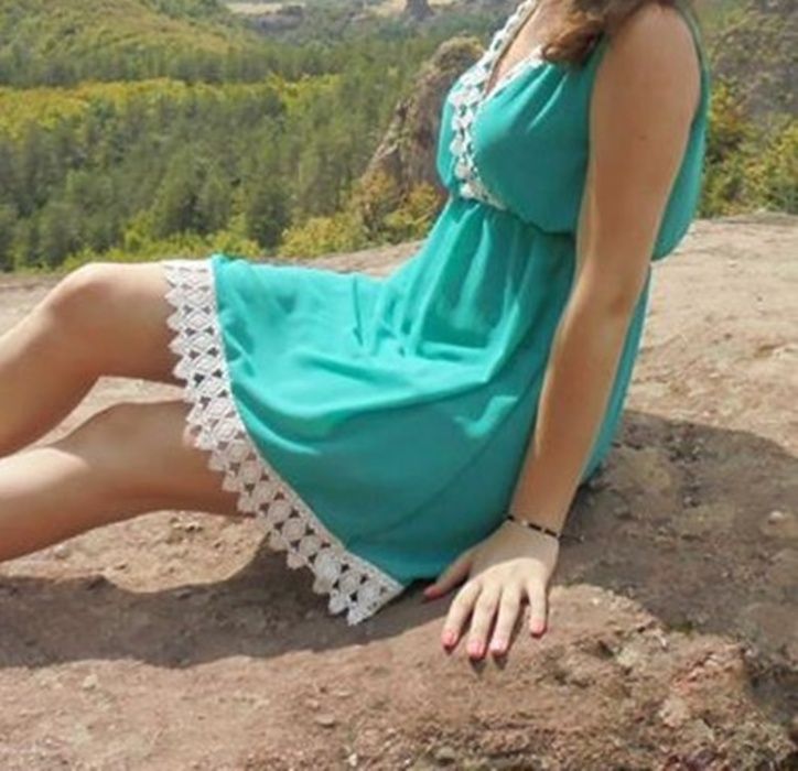 Свежа лятна рокля с дантела