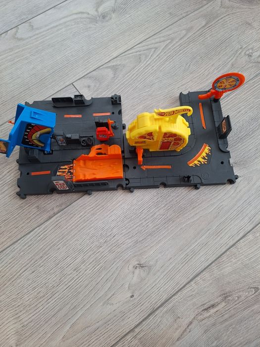 Hot wheels писти и коли. Lightning McQueen коли (Макуин светкавицата)