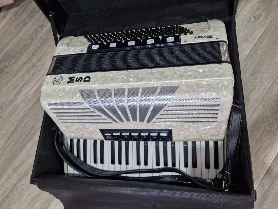 Vând acordeon în stare excelenta.