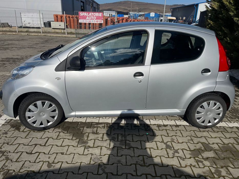 Vând Peugeot 107