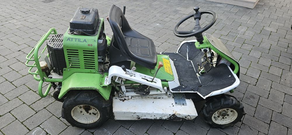 Tractoras tuns iarba inalta Etesia Attila 85