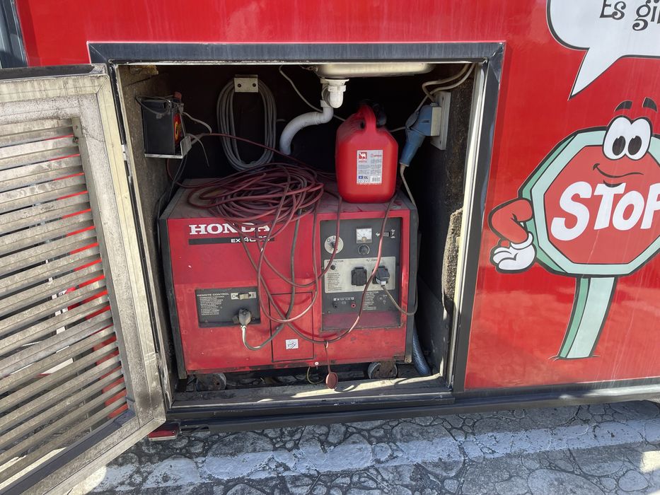 Фуудтрък/мобилна кухня кемпер за сандвичи и пиле на грил