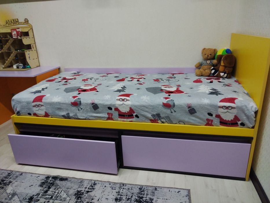 Детская мебель, продам кровать вместе с матрацем и столиком.