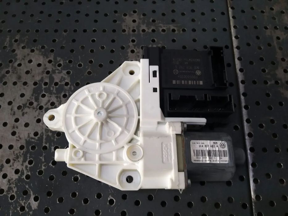 Motoras macara stanga spate vw golf 5 1k 0130822229 1k4837402n 1k0959792g