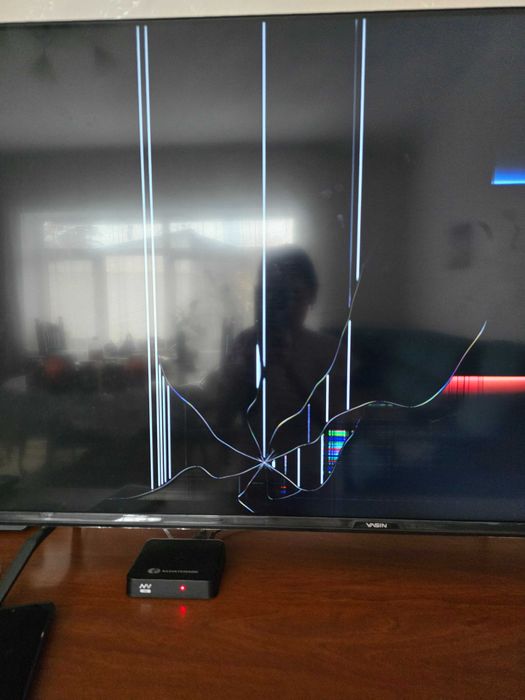 Телевизор с треснутым экраном