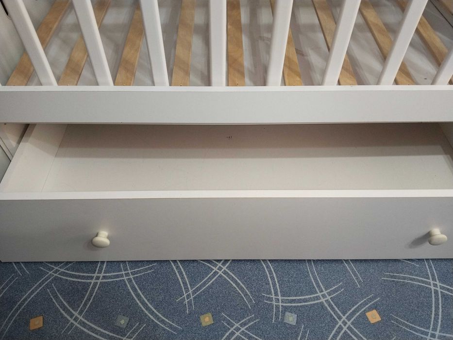 Продам кроватку с комодом