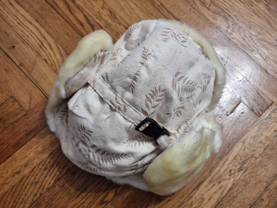 Caciula imblanita cu urechi si orificiu pentru hand s free, L