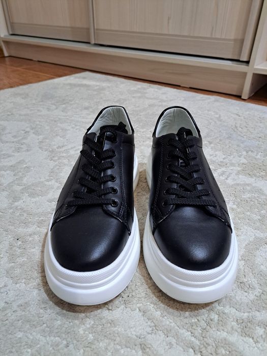 Продам женские кроссовки