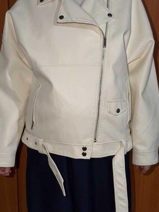 Кожанная куртка в молочном цвете
