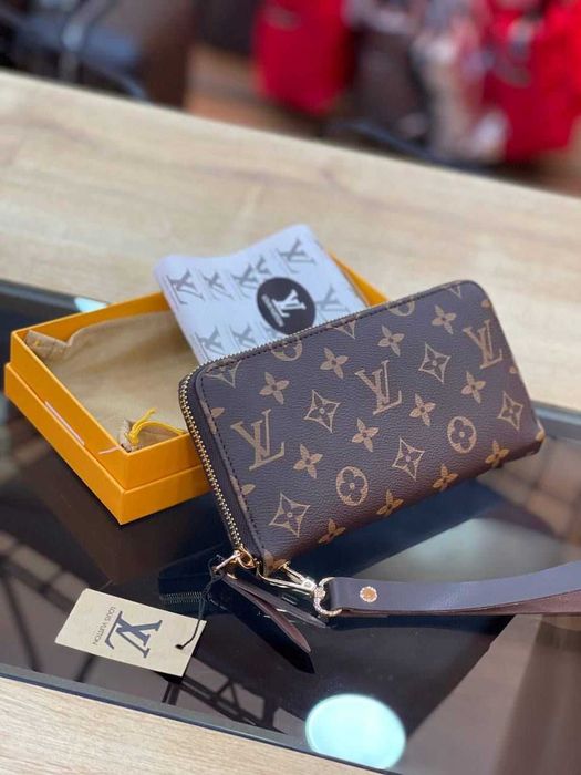 Louis Vuitton портфейли