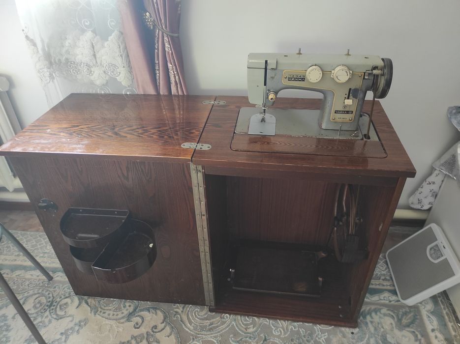 Швейная ножная машинка.