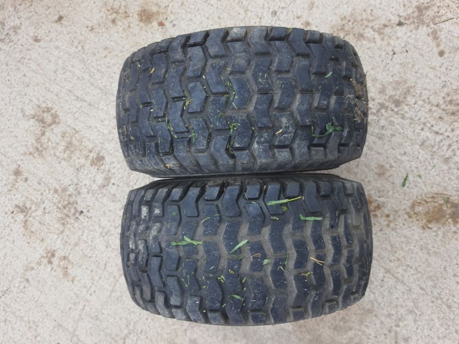 Roți de rezervă pentru tractoare de gazon dimensiuni 18 x 8.5 x 8 Sunt în stare de utilizare cu uzură normală