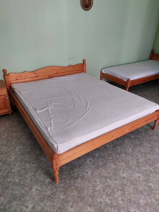 Спални и легла с матраци, маси-тоалетки от чам масив