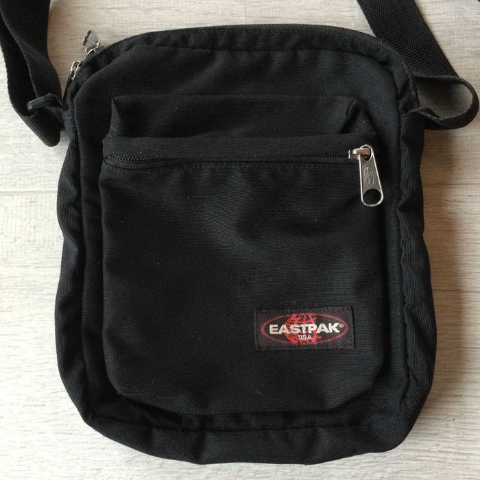 оригинална мъжка черна маркова чанта за през рамо EASTPAK от САЩ