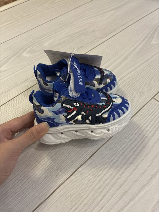 Vand adidasi noi bebe cu luminite EU 21.5