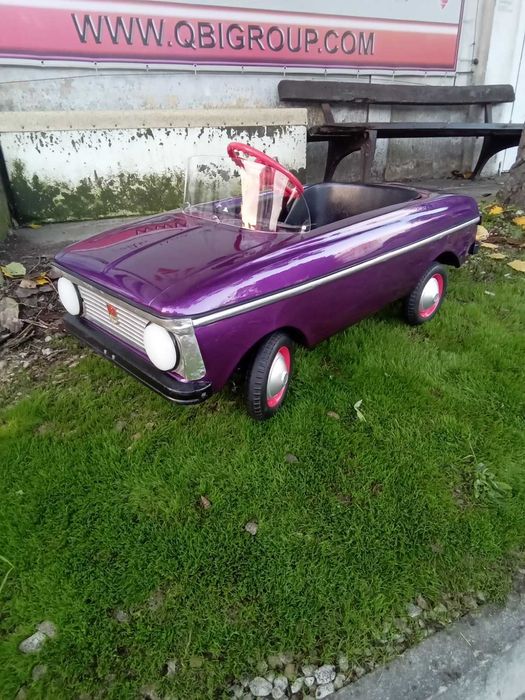 Продавам метална детска ретро кола с педали МОСКВИЧ количка