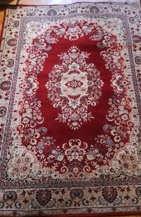 Продавам много запазен килим с размери  220х165