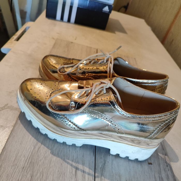 Затворени златни обувки + златна чанта40 номер