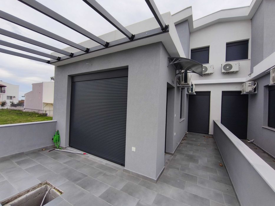 Продава нова къща 58м2 с басейн и двор 120 м2 в Паралия Врасна, Гърция