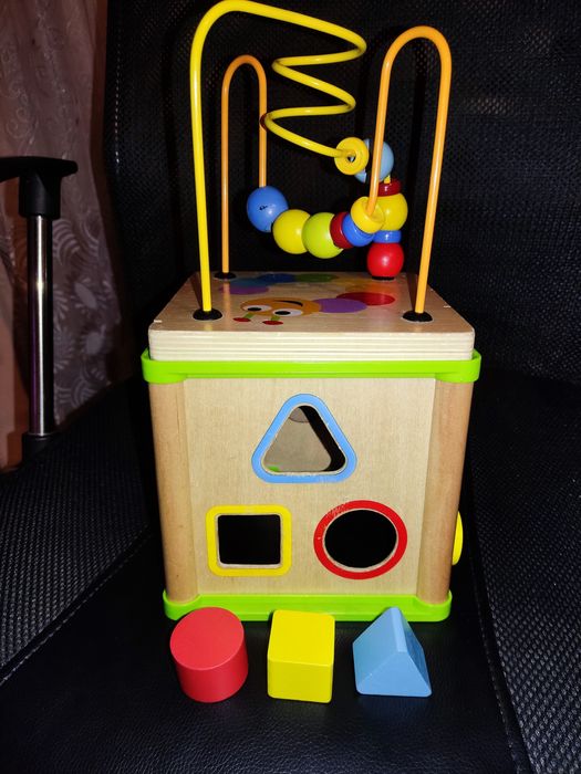 Интерактивна играчка от дърво за малки деца