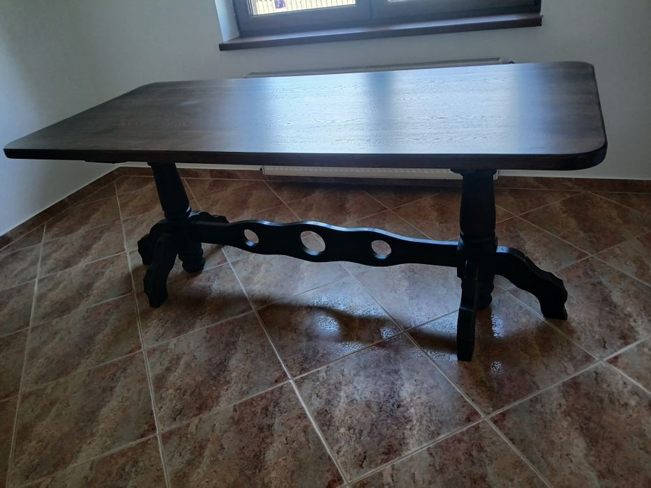 Vand masa de 8 persoane,2m lungime pe 0.90m latime,folosita,în stare foarte bună, foart trainică