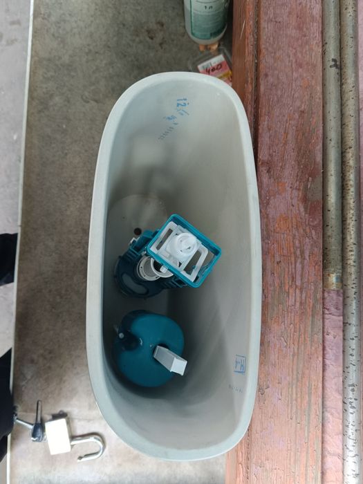 Бачок унитаза новый.