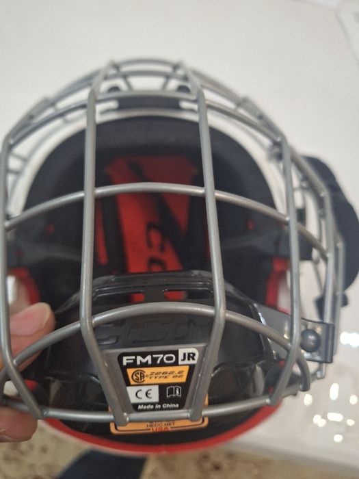 Шлем хоккей новый