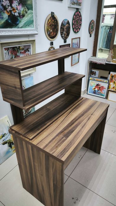 Продам стол ученический с полкой
