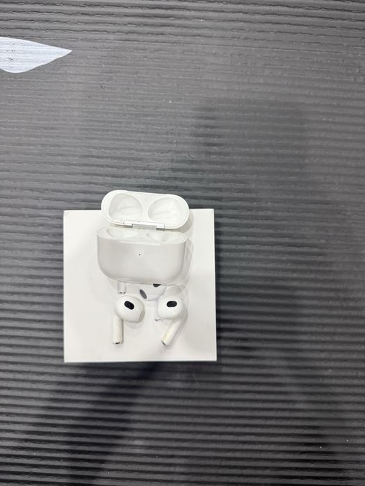 Продам оригинальные AirPods 3