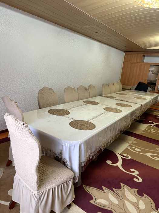 Стол с 21 стульчиками