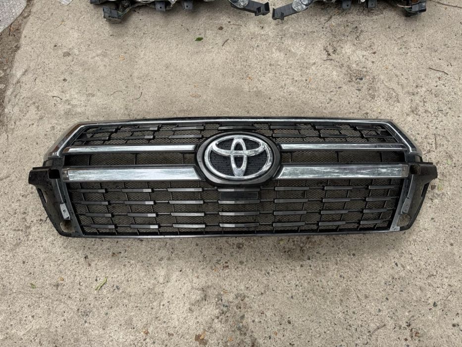 Решетка радиатора Land Cruiser 200
