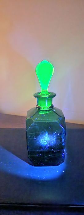 Art deco, decantor sau sticlă mare de parfum cu dop din sticla de uraniu
