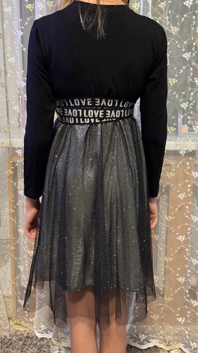 Продам нарядное платье на девочку 9-11 лет