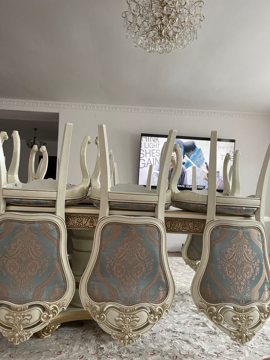 Продам стол со стульями хорошего качество.