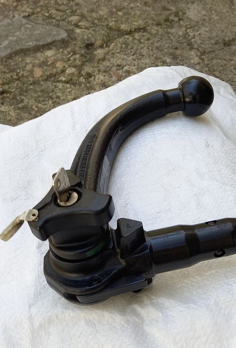 Продавам универсален, оригинален  свалям теглич за Тойота  Rav 4