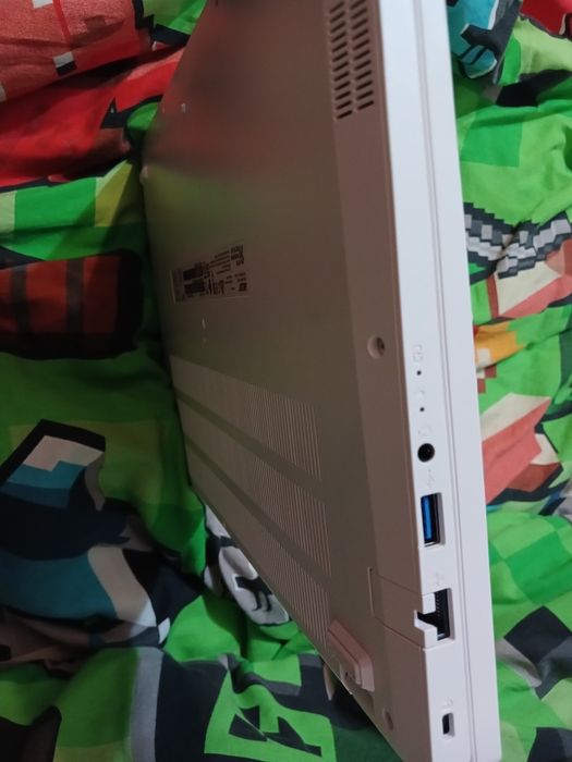 Ноутбок Acer Nirto белого цвета