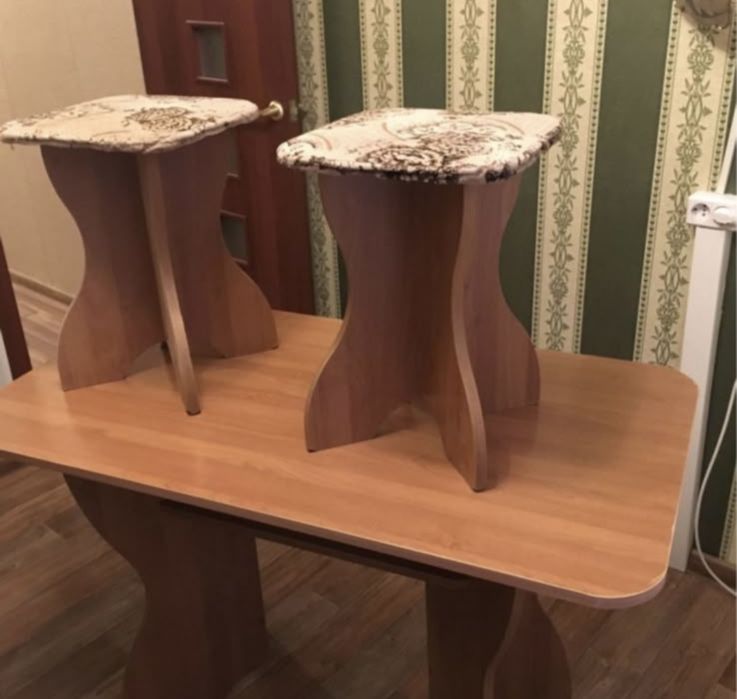 Продам стол с табуретками