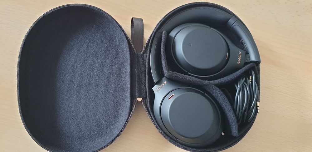 Vand casti SONY WH-1000 XM4 Hi-Res audio wireless.