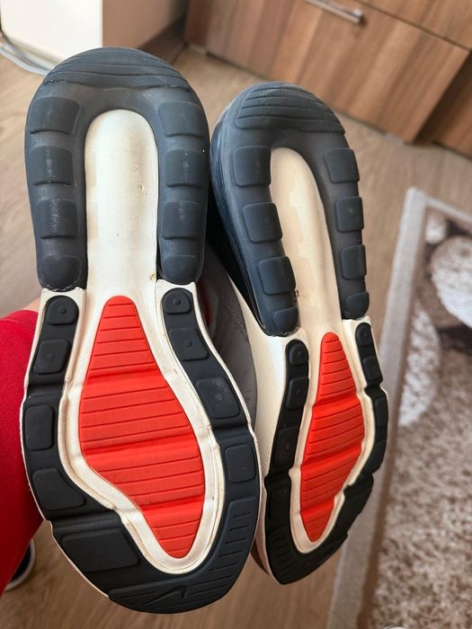 Vand Nike  Air Max 270