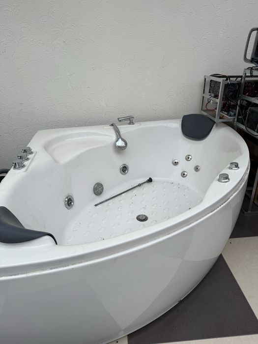 Джакузи угловое глубокое