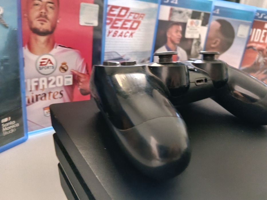 PS 4 pro 4k 1tb 2 manete și 14 jocuri impecabil