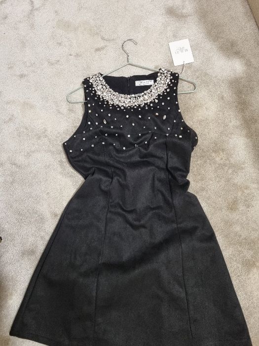 Черна рокля с камъни