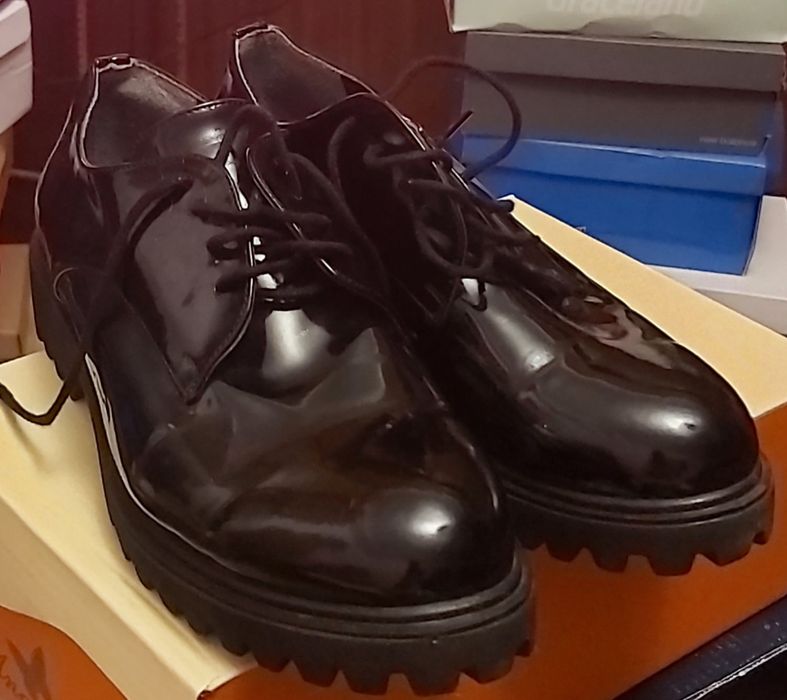 Pantofi negri de lac cu vârf rotund, talpa de bocanci