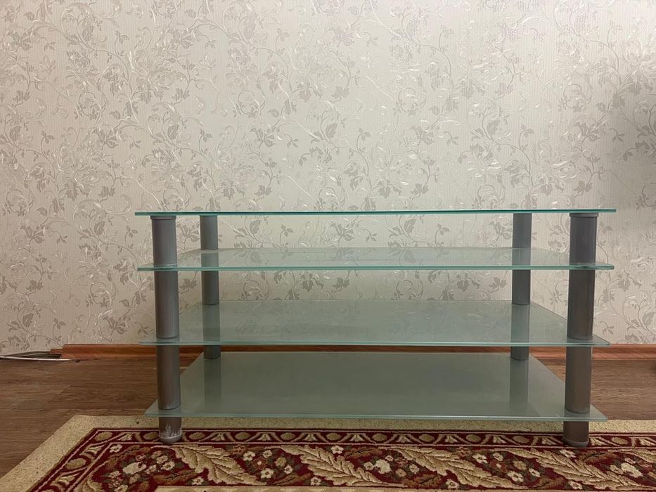 Диван и журнальный столик